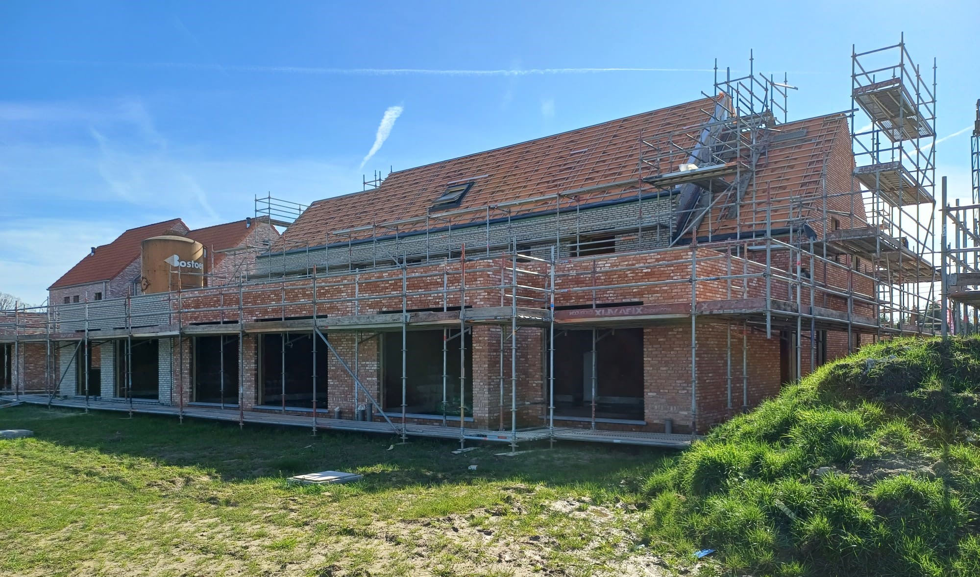 Bostoen Hof van Leerne nieuwbouw pastorijwoningen in Bachte-Maria-Leerne dakwerken ruwbouwwerken
