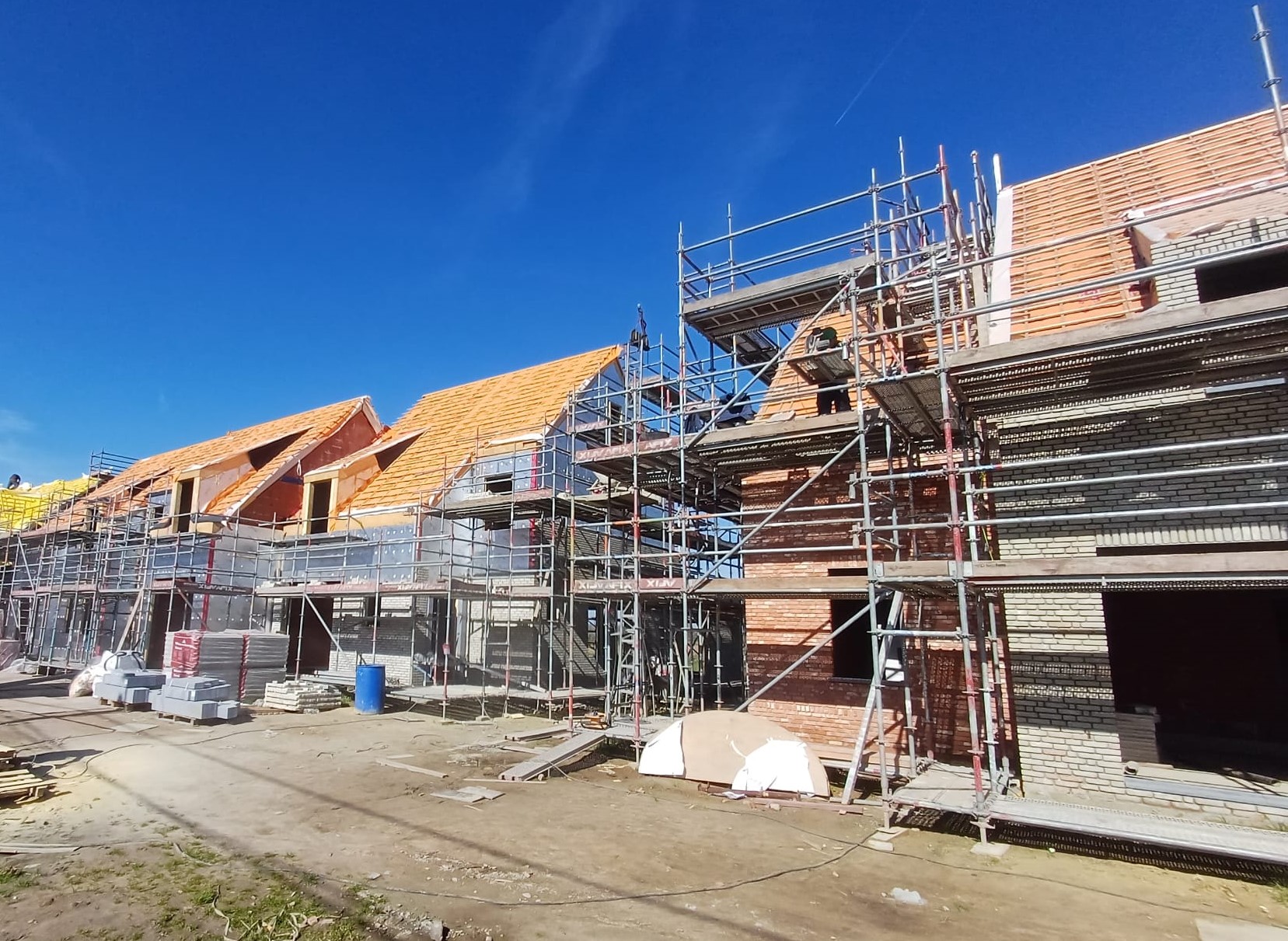 Bostoen Hof van Leerne nieuwbouw pastorijwoningen in Bachte-Maria-Leerne dakwerken ruwbouwwerken